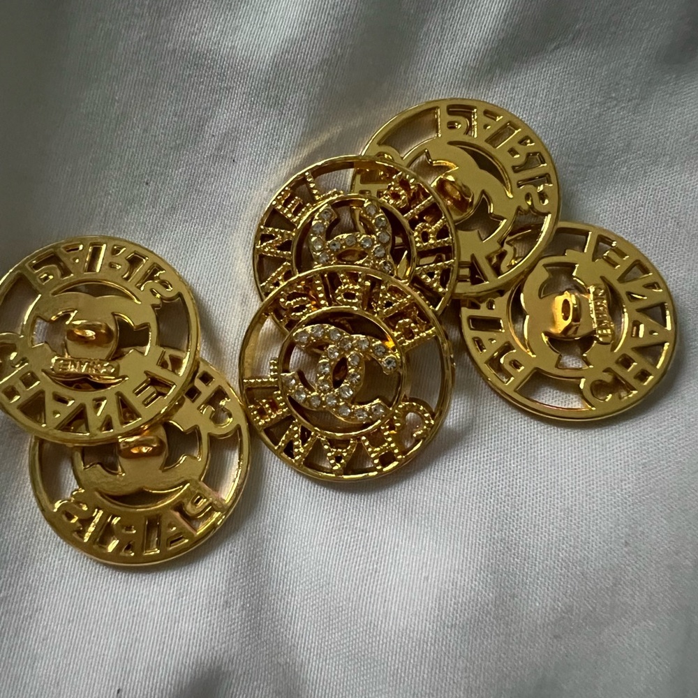 Cc style(Set 6)Chanel 24mm”Quarter”Brassy gold-Faux crystal/shank button… - Picture 2 of 9